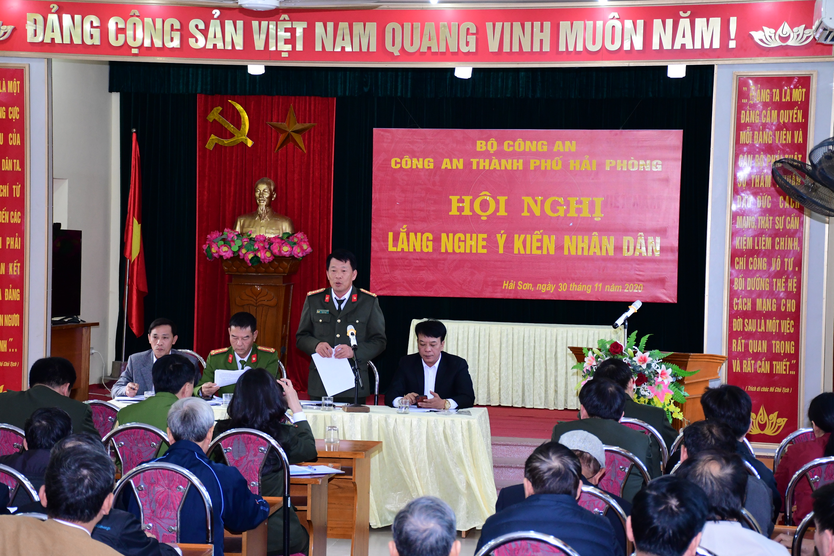 Đại tá Đào Quang Trường - Phó Giám đốc CATP  lắng nghe ý kiến nhân dân tại phường Hải Sơn, quận Đồ Sơn